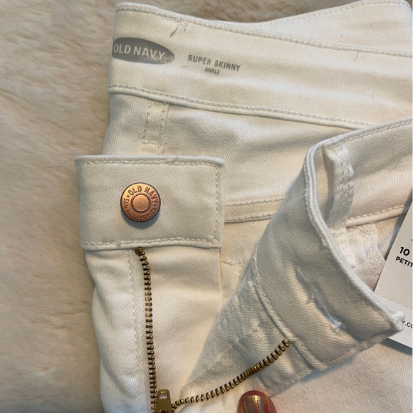 NWT Old Navy White Jeans - Picture 3 of 3